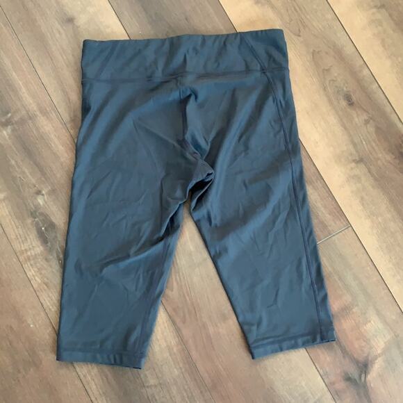Under Armour Gray Cropped Workout Leggings - Picture 6 of 6